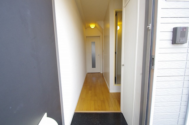 レオパレス２０００ 玄関