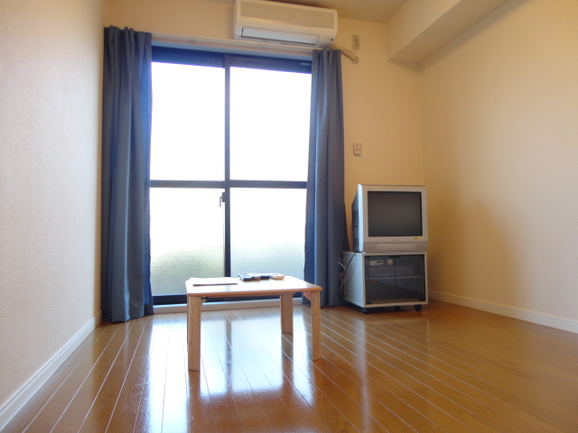 レオパレス教興寺 リビング