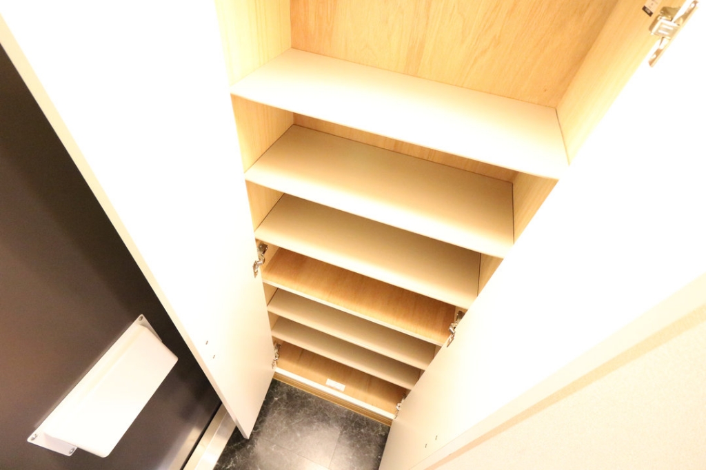 レオパレスクレストコート 玄関