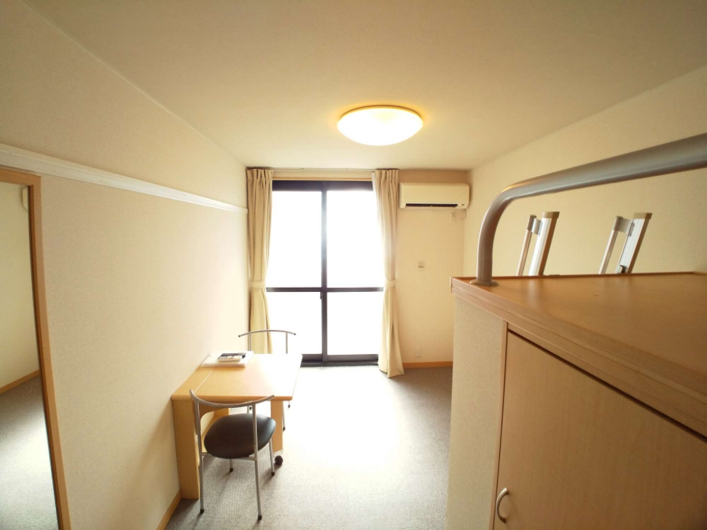 レオパレスゴールドファイブ リビング