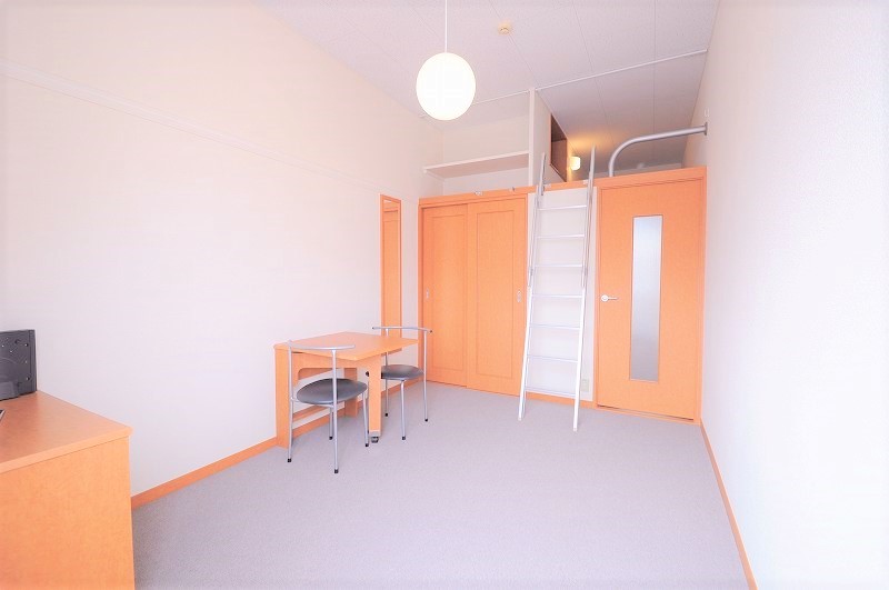 レオパレスクレール猪名寺 リビング