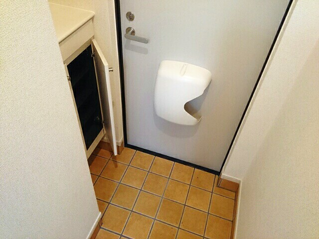 巽北ロイヤルヴィラ 玄関