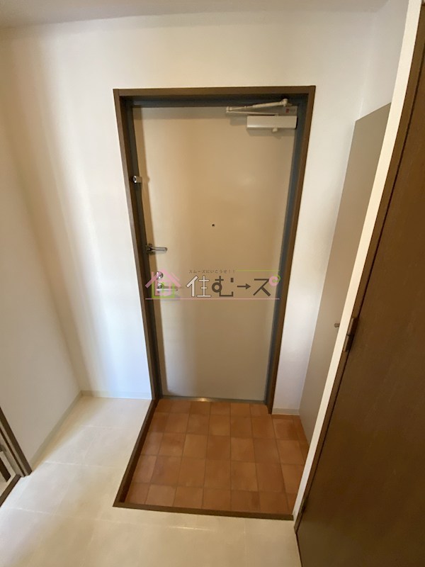 ロジュマン上本町 玄関