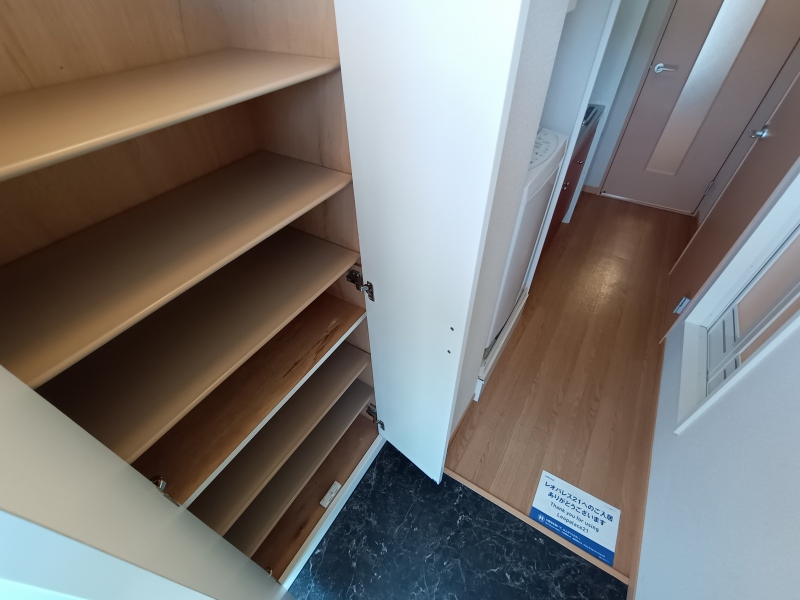 レオパレスバレー　リバー 玄関