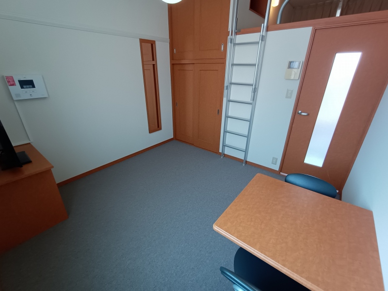 レオパレスｃｈｕＴＴｉ ベッドルーム