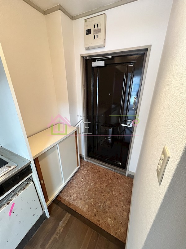 アバンス市岡 玄関