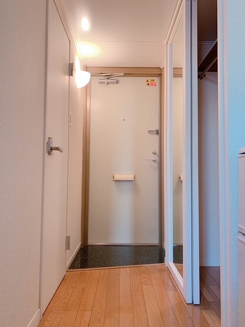 レオパレスブリリアント 玄関