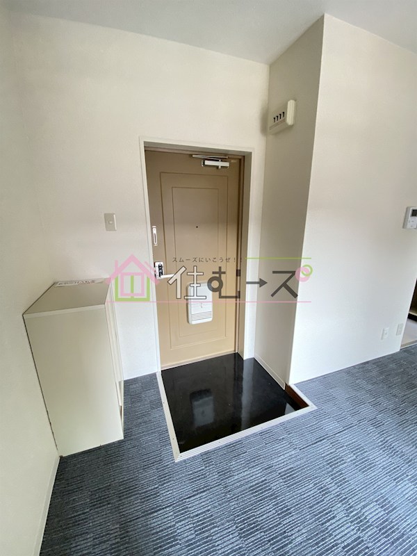 ホワイトハイツカドタ 玄関
