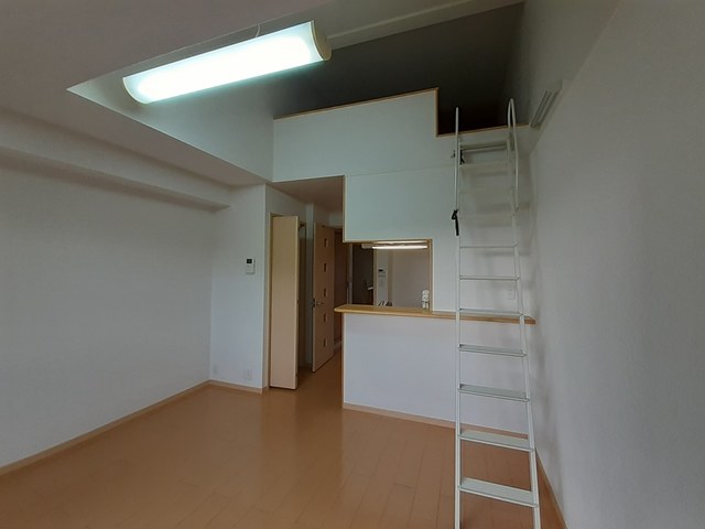 ファースト　アベニュー リビング