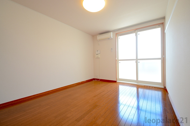 レオパレスナカトミ リビング