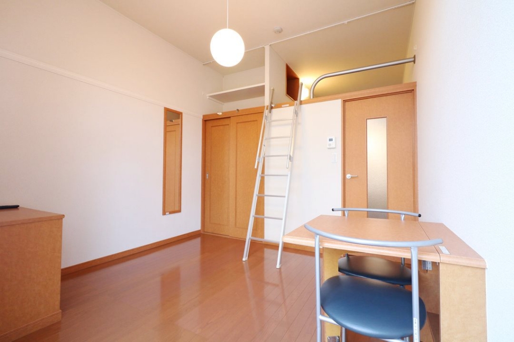 レオパレス三津屋北 リビング