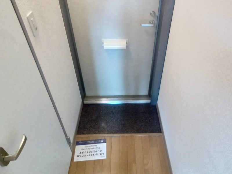 レオパレスヴィラ 玄関