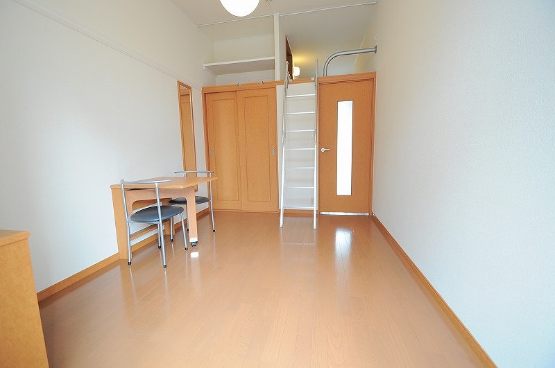 レオパレスコンフォート上本町 リビング