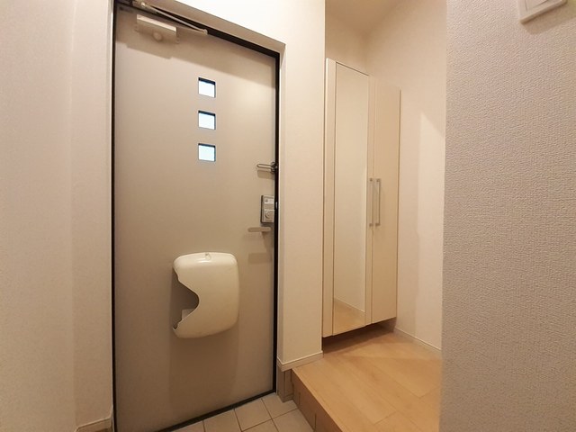 カ－サプラシ－ド 玄関