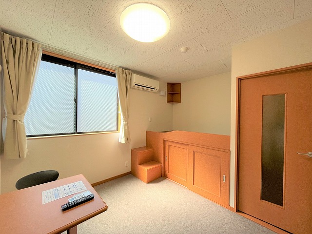 レオパレス板原 リビング