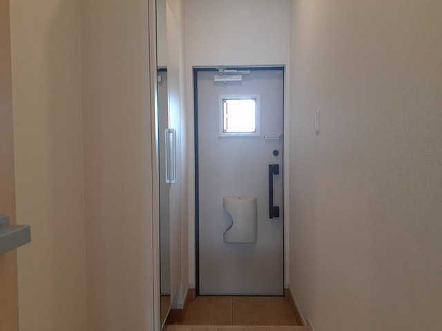 穴師台ハイツ 玄関