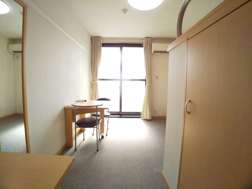 レオパレスレグルス八幡 リビング