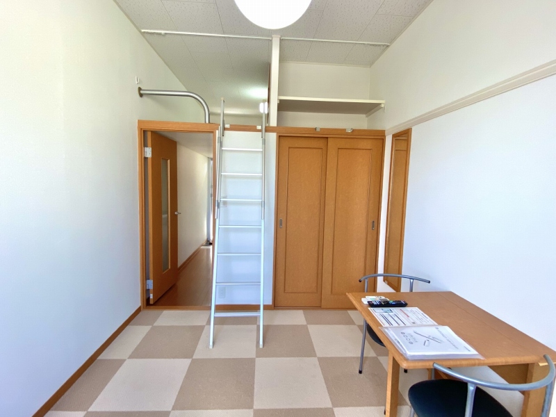 レオパレス小曽根 リビング