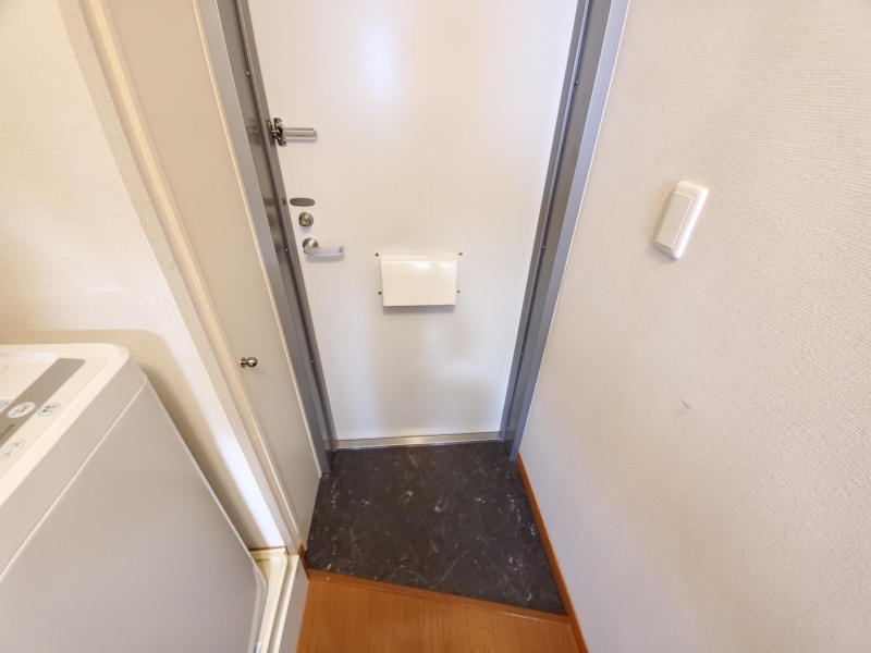 レオパレス櫻根南 玄関