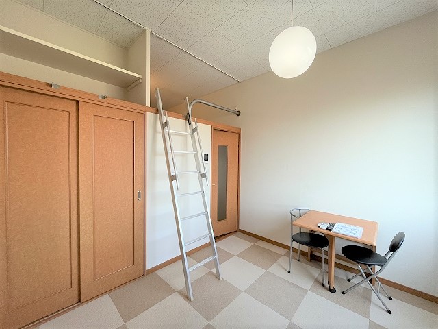 レオパレスセントラルたかはし ベッドルーム