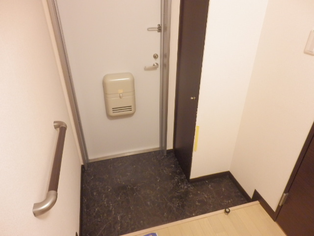 レオネクスト１８番館 玄関