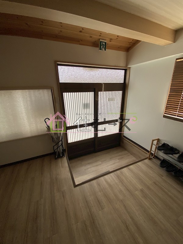 大阪市西成区鶴見橋一丁目9番8号所在戸建 玄関