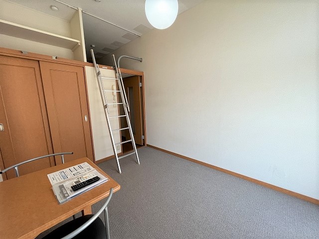 レオパレスフィスデファミーユ ベッドルーム