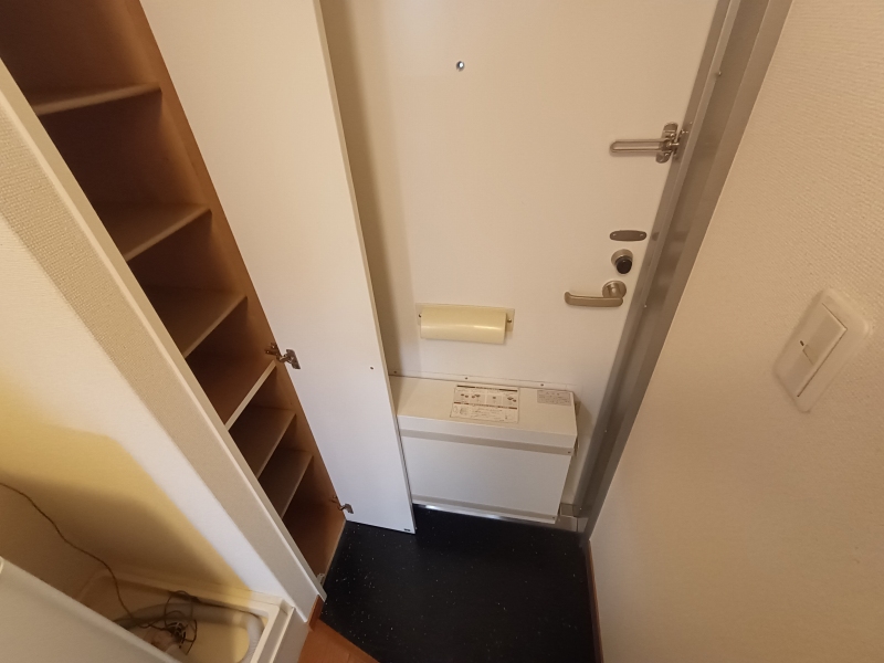 レオパレスみくりや 玄関