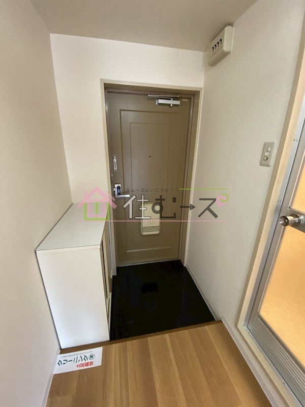 ホワイトハイツカドタ 玄関