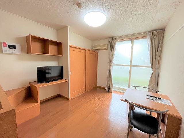 レオパレススカーレット リビング