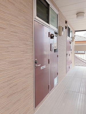 レオパレスブランシュヴァルⅢ 玄関