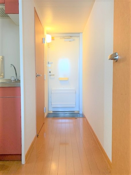 レオパレス臨港線 玄関