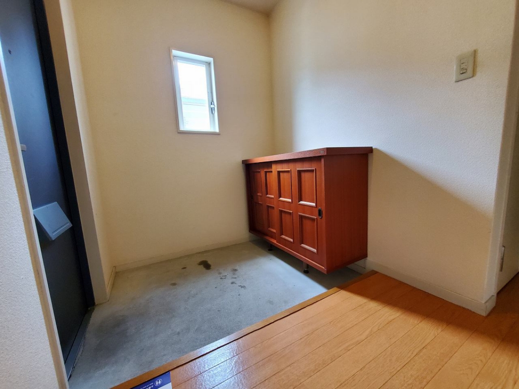 レオパレスイルリビエル 玄関