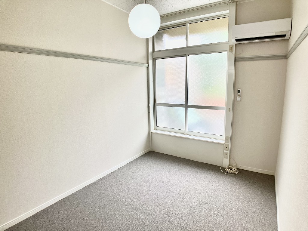 レオパレス花つるみ ベッドルーム