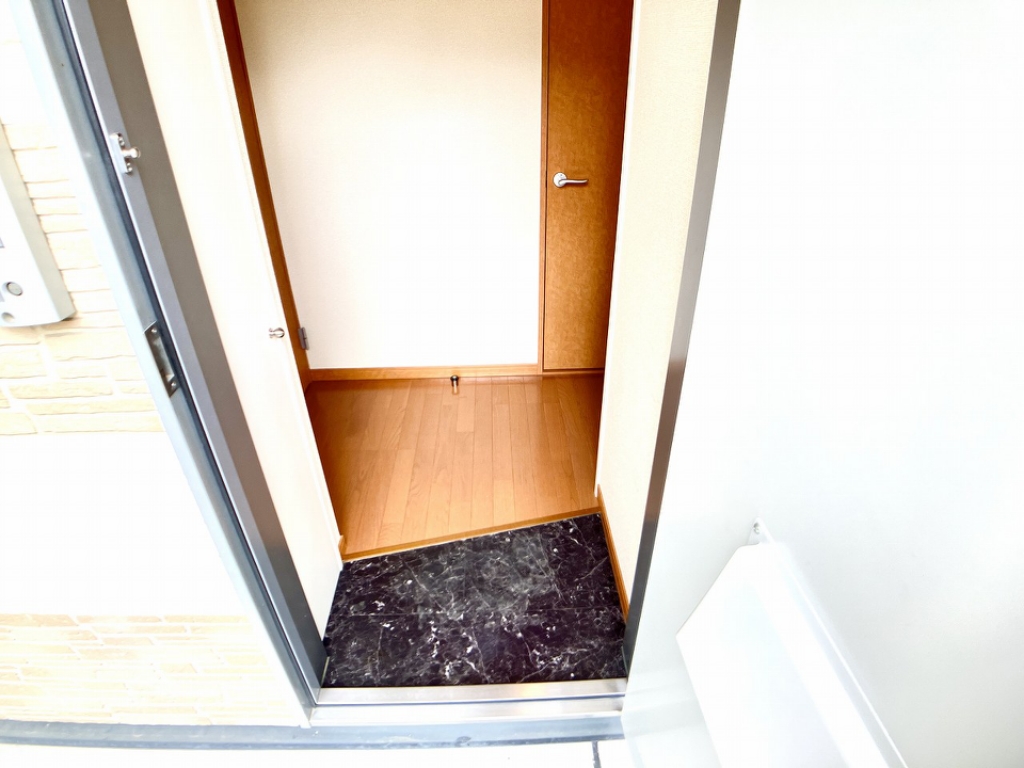 レオパレスおつかれさま 玄関