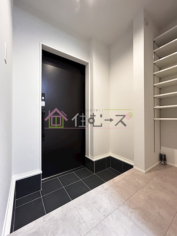大阪市住吉区万代六丁目　築浅戸建 玄関