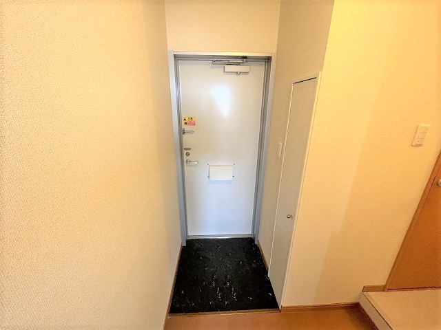 レオパレスＹ３６ 玄関