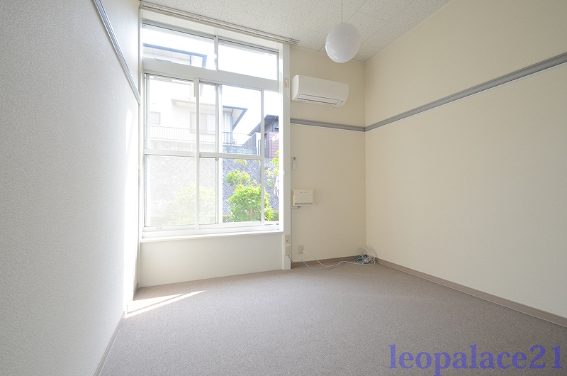 レオパレスアルミック ベッドルーム