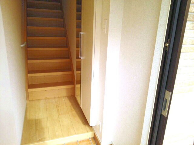 エレガント茱萸木 玄関