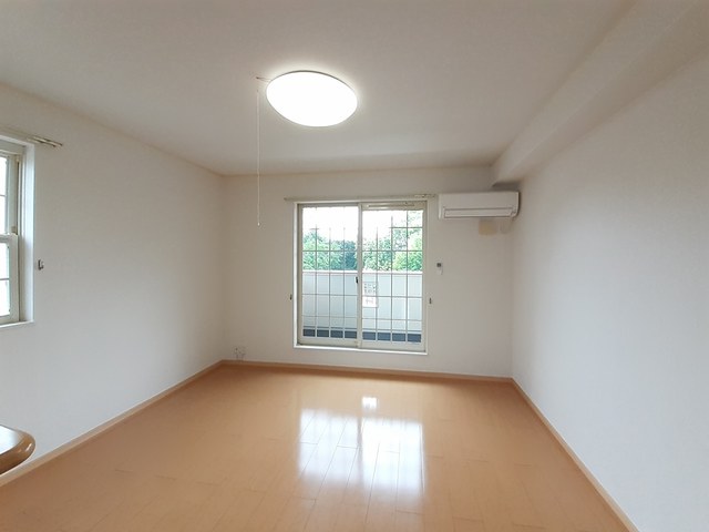 ファースト　アベニュー リビング