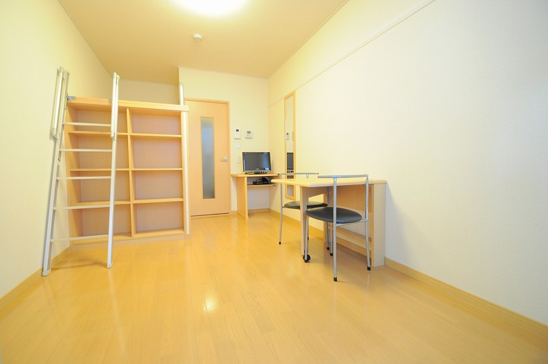 レオパレスエーデル菱屋西 リビング