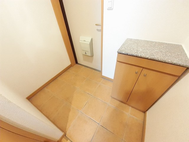 ジュネス里中 玄関