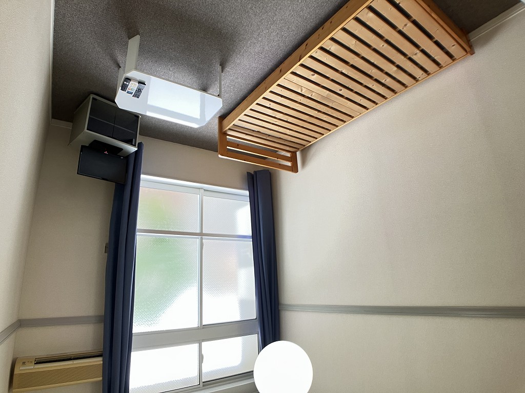 レオパレス花つるみ ベッドルーム