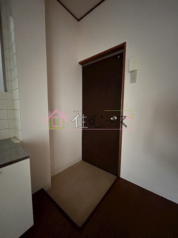 グローバルハイム三先 玄関