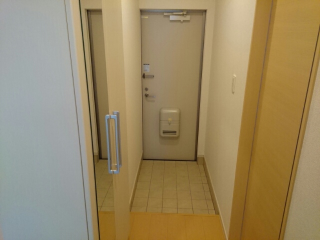 フローラ・８ 玄関