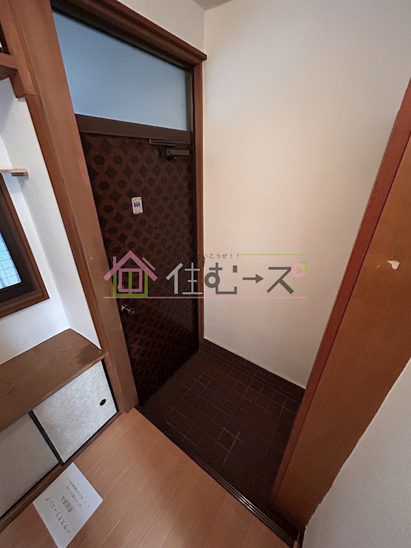 小林西2丁目車庫付テラス 玄関