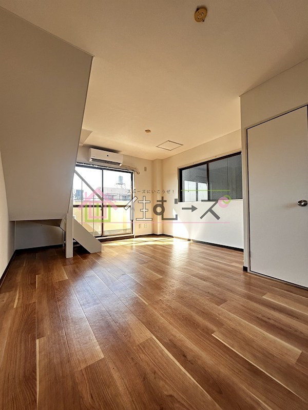 ロイヤルヤマト岸里 リビング