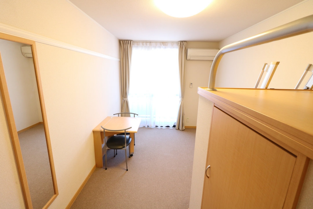 レオパレスメルナカヤ リビング