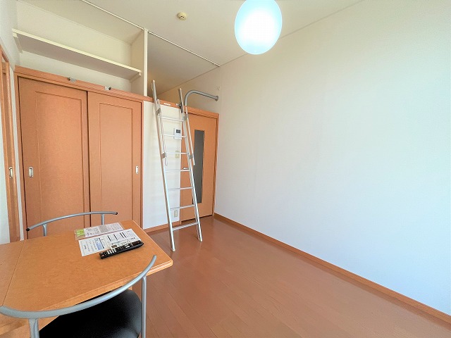 レオパレスヴィヴレ大弥 ベッドルーム