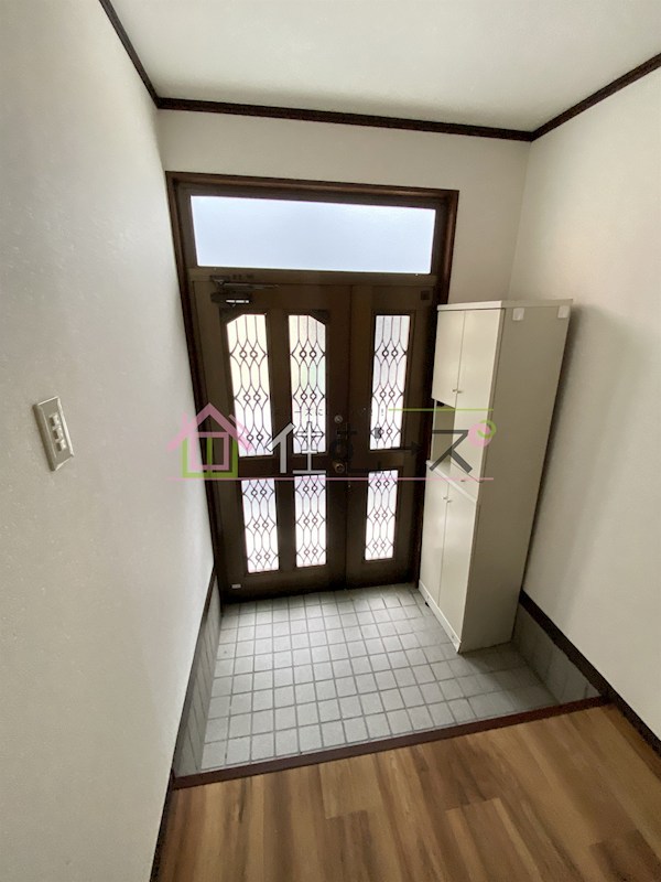 車庫付き　3F建て貸家 玄関